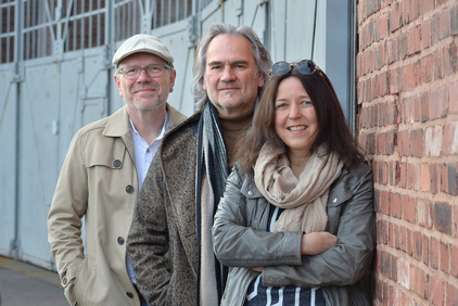 Foto mit den drei Bandmitgliedern.