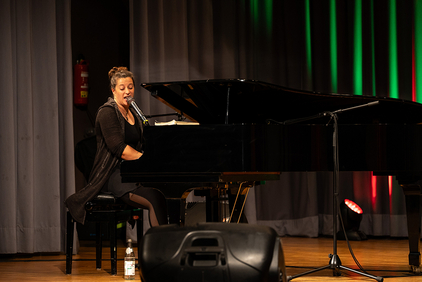 Liese-Lotte Lübke am Flügel.