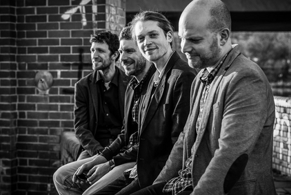 Gruppenfoto der Bandmitglieder von Joel Becks