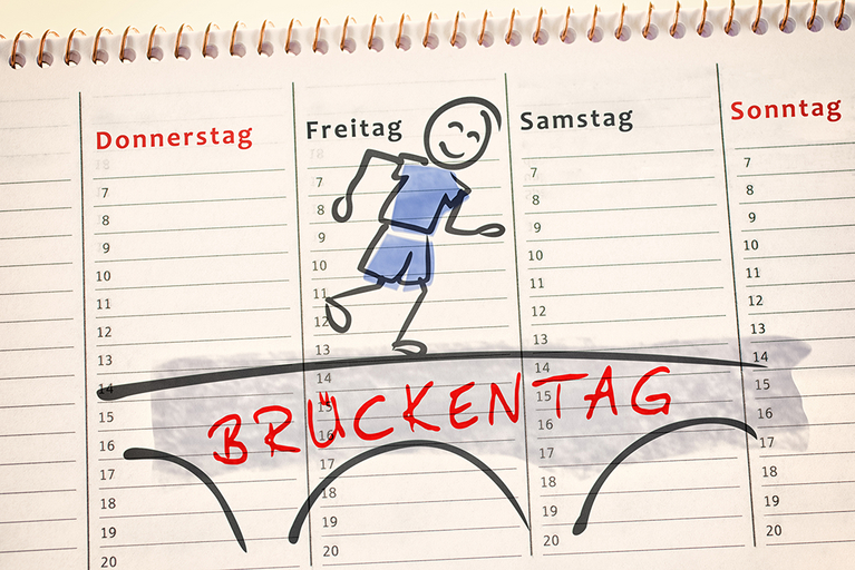 Kalender mit einer gezeichneten Figur, die über eine Brücke geht, die über einzelne Tage im Kalender gespannt ist