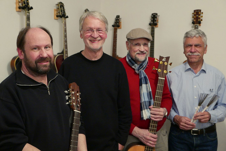 Die vier Mitglieder der Band Cantina mit ihren Instrumenten